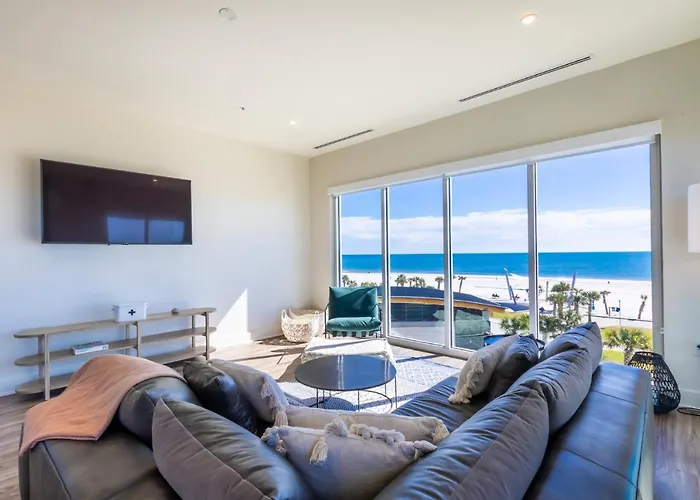 Beachfront, Luxury 4 Bedroom With Gulf Views Next To The Hangout!