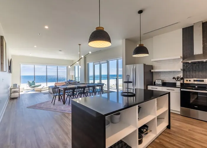 Beachfront, Luxury 4 Bedroom With Gulf Views Next To The Hangout! *