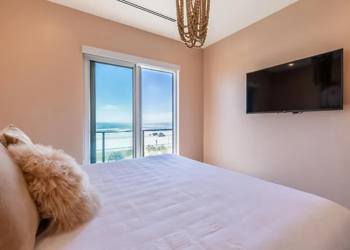 Beachfront, Luxury 4 Bedroom With Gulf Views Next To The Hangout! *