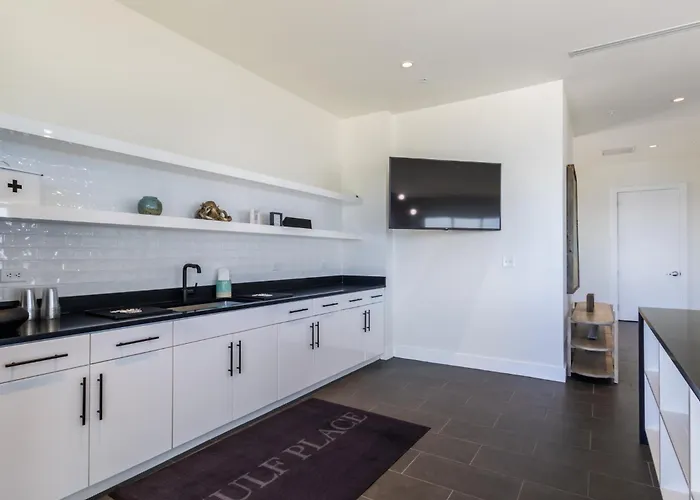 Holiday home Beachfront, Luxury 4 Bedroom With Gulf Views Next To The Hangout! *