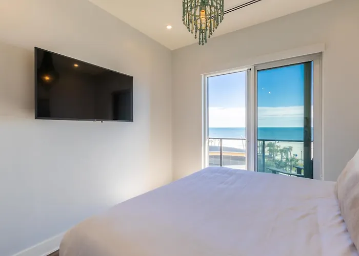 Beachfront, Luxury 4 Bedroom With Gulf Views Next To The Hangout! Gulf Shores