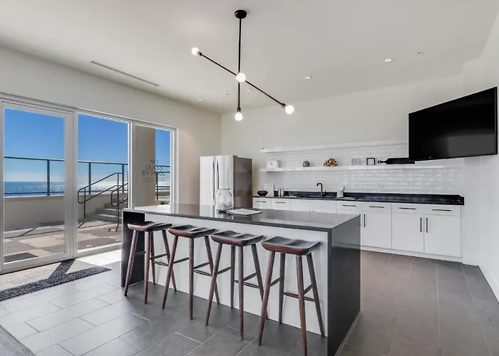 Holiday home Beachfront, Luxury 4 Bedroom With Gulf Views Next To The Hangout!